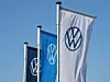 Flaggen mit dem neuen VW-Logo auf dem Volkswagen-Werksgelände in Hannover
