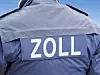 Zoll-Schriftzug auf dem Rücken einer Jacke