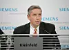 Der ehemalige Vorstandsvorsitzende Klaus Kleinfeld sitzend am Mikrofon