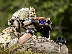 Soldat mit Safran-Ausrüstung