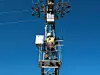 Mitarbeiter von Enel an einem Strommast