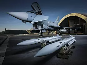 MBDA ist vor allem für seine hoch entwickelten Lenkflugkörper, Luftabwehr- und Raketensysteme bekannt - im Bild die Luft-Luft-Rakete Meteor beim Jagdgeschwader 74 in Neuburg. MBDA entstand 2001 aus Matra BAe Dynamics, EADS Aerospatiale Matra Missiles sowie Missile Systems Divsion der italienischen Alenia Marconi Systems. 2006 übernahm MBDA die deutsche LFK-Lenkflugkörpersysteme. Die Umfirmierung der LFK zu MBDA Deutschland GmbH erfolgte 2012.