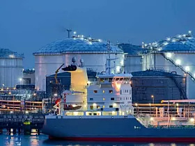 Beleuchteter LNG-Terminal in Rotterdam bei Nacht
