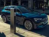 Audi etron lädt vor einer öffentlichen Ladestation