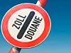 Eine hochgefahrene Schranke mit dem Schild Zoll-Douane