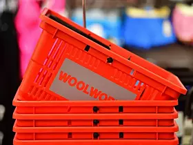 Gestapelte Einkaufskörbe von Woolworth