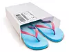 Ein Paar Flipflops in einem DHL-Paket