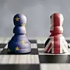 Zwei Figuren mit dem Anstrich einer britischen und einer EU-Flagge stehen sich auf einem Schachbrett gegenüber