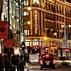 Einkaufsstraße in London mit dem Kaufhaus Harrods in Weihnachtsbeleuchtung