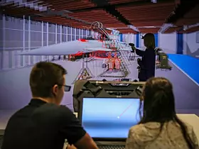 BAE Systems ist sowohl in der Luft- und Raumfahrt als auch in der Rüstung tätig. Das britische Unternehmen beschäftigt weltweit fast 83.000 Mitarbeiter und machte 2021 einen Umsatz von 19,52 Milliarden Dollar. Damit erreicht BAE Platz 7 im Umsatzranking.