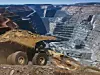 Goldmine im australischen Kalgoorlie mit Riesen-Lkw im Vordergrund