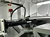Hydraulische Lenkanlage mit schwarzen Zylindern und verstärkten Schläuchen in Ruderraum des Schiffs