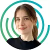 Porträt einer Frau vor türkisgrünen und grünen Kreisbögen auf weißem Hintergrund. Jil-Elén Fröb for dem Osapiens-Logo