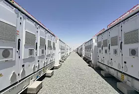 Platz 2: In Saudi-Arabien entsteht ein Batteriespeicher mit über 12,5 GWh Kapazität. Die Zellen werden von BYD geliefert. Die Energiespeicherkapazität soll in das saudi-arabische Stromnetz integriert werden, physisch werden fünf Standorte errichtet.