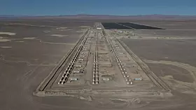 Platz 5: Das Projekt Oasis de Atacama ist ein Megaprojekt für Solarstrom inklusive Batteriespeicher in der Wüste Nordchiles. Die ursprüngliche Planung sah eine BESS-Kapazität von 4,1 GWh vor, mittlerweile sind 14,1 GWh in sieben Phasen geplant. Stand 2026 sind 7,6 GWh installiert und in Betrieb.
