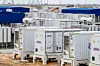 Platz 10: Khavda, Indien. Der größte Einzelenergiespeicher-Cluster in Khavda ist 3,37 GWh groß und wird von Adani Green Energy gebaut. Weitere 10 GWh sind bis 2027 geplant. Insgesamt planen aber mehrere Anbieter im Gebiet Khavda BESS-Standorte, unter anderem Geon und NTPC REL. Insgesamt umfasst das Gebiet dann BESS in der Größenordnung von 16,35 GWh in seiner Endausbaustufe (Stand August 2026).