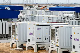 Platz 10: Khavda, Indien. Der größte Einzelenergiespeicher-Cluster in Khavda ist 3,37 GWh groß und wird von Adani Green Energy gebaut. Weitere 10 GWh sind bis 2027 geplant. Insgesamt planen aber mehrere Anbieter im Gebiet Khavda BESS-Standorte, unter anderem Geon und NTPC REL. Insgesamt umfasst das Gebiet dann BESS in der Größenordnung von 16,35 GWh in seiner Endausbaustufe (Stand August 2026).