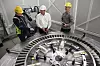 Eine in der Sonderlösung von Röhm gespannte Verdichter-Leitscheibe für Kraftwerksturbinen: Markus Zapke, Teamleiter im Bereich Equipment, Tooling und Processes.