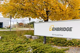 Platz 9: Enbridge. Mit 50,23 Mrd. USD kommt das kanadische Energieunternehmen auf den neunten Rang. Enbridge ist ein führender nordamerikanischer Energieinfrastruktur-Konzern mit Hauptsitz in Calgary, Kanada. Das Unternehmen betreibt eines der größten Pipeline- und Gasversorgungsnetze des Kontinents und ist zugleich im Bereich erneuerbare Energien aktiv.