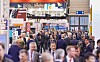 Fachbesucher auf der EuroBLECH bewegen sich durch eine Messehalle.