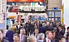 Fachbesucher auf der EuroBLECH bewegen sich durch eine Messehalle.
